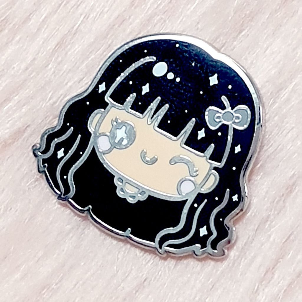 LOLA SILVER ENAMEL PIN - E002