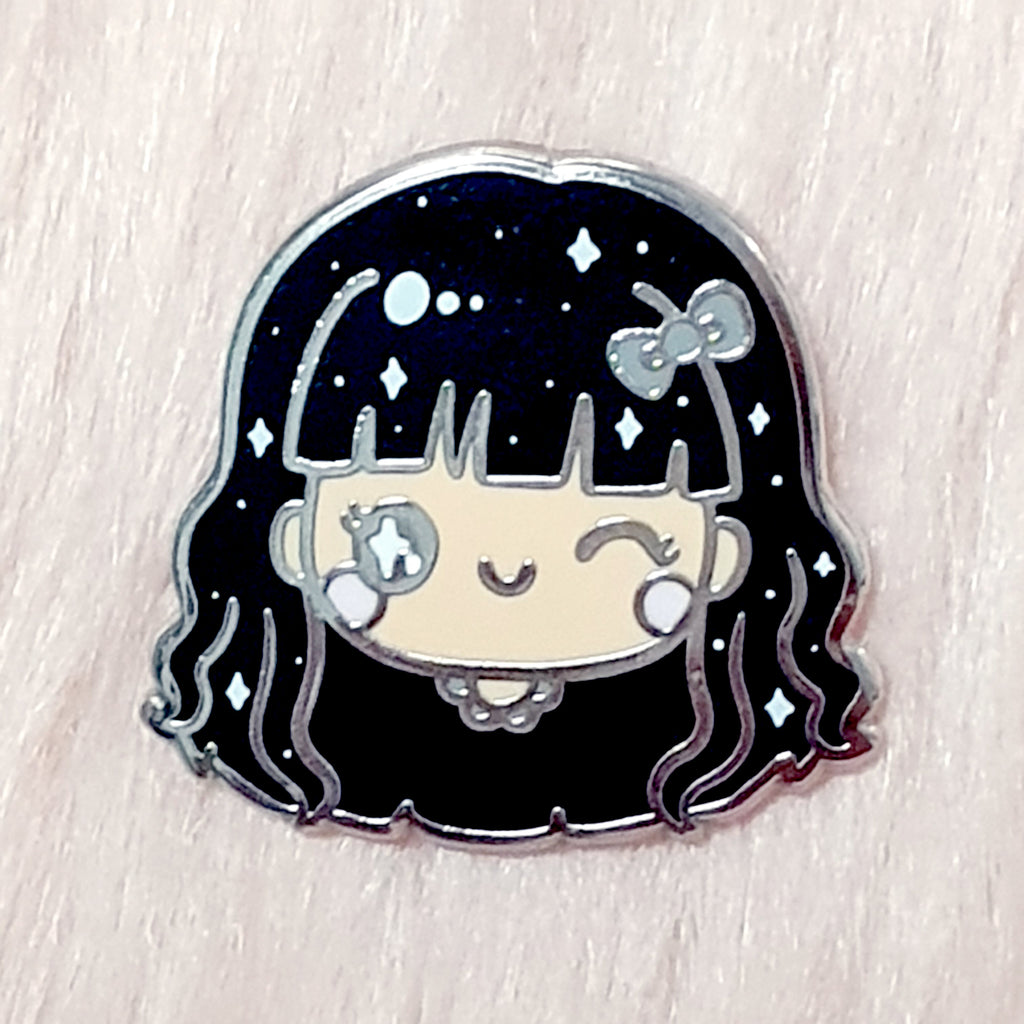 LOLA SILVER ENAMEL PIN - E002